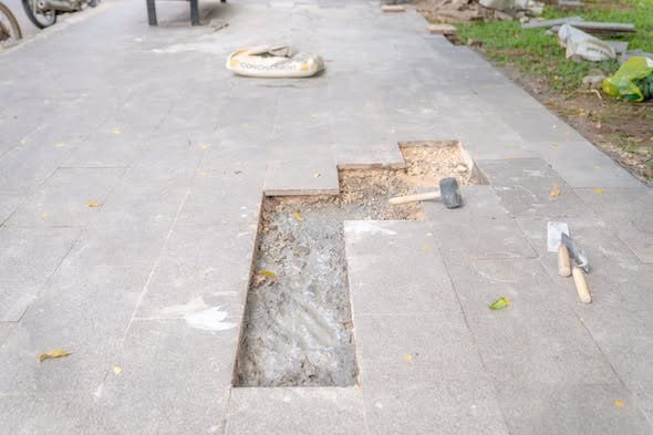 暹粒省技术团队正在对受损的河道地砖进行修复和更换,旨在提升暹