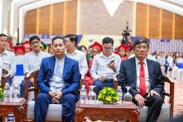 暹粒国际学校举办年度表彰大会 嘉奖优秀毕业生