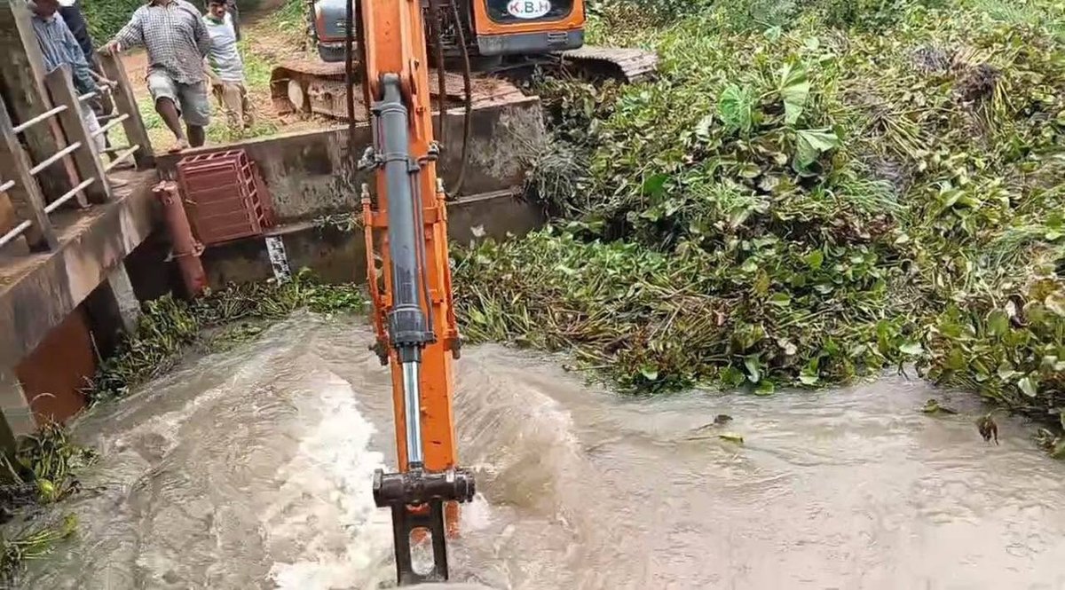 暹粒省政府清理排水系统应对雨季洪涝