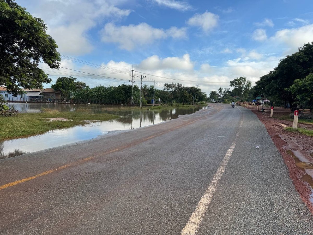 暹粒6号公路积水已退 交通恢复正常通行