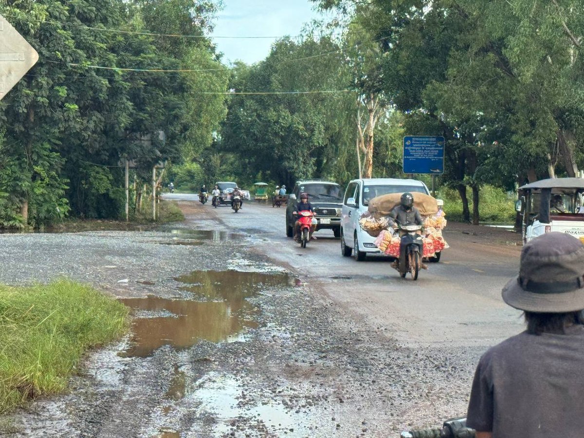 暹粒6号公路积水已退 交通恢复正常通行