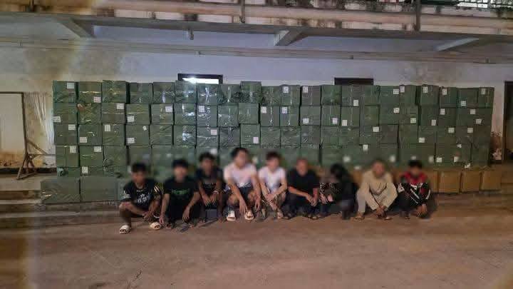 老挝南塔省磨丁地区执法部门近日查获约3.56万支电子烟,并扣