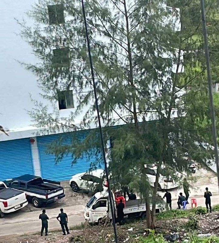 西港星沙湾家和公寓后门突发封锁 现场被围警戒