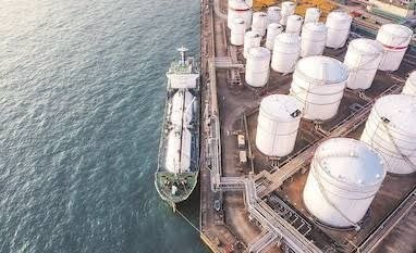 国际油价下跌1美元 供应预期改善及美伊谈判影响