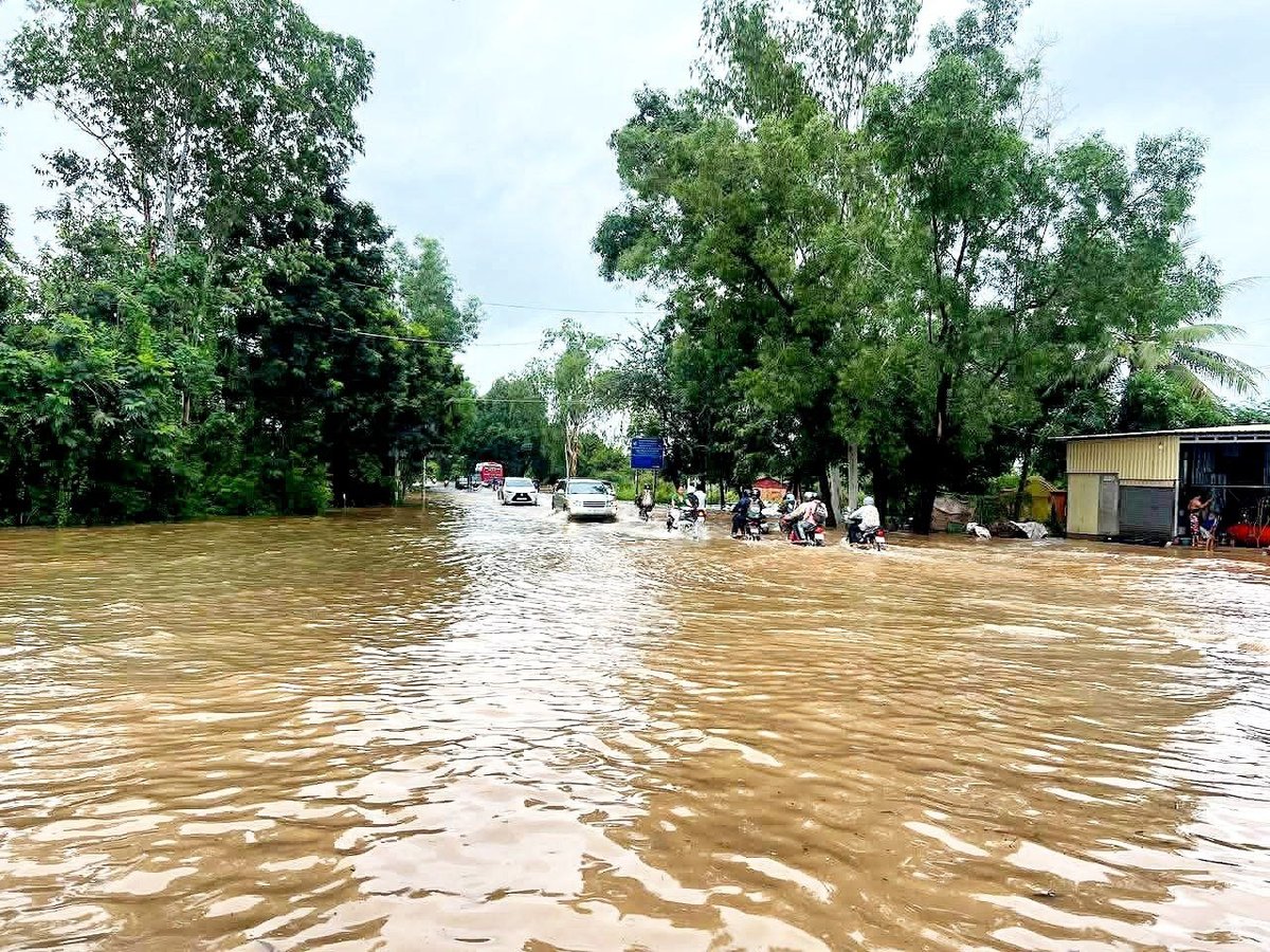 6号公路位于磅通省路段出现积水,影响车辆正常通行,请过往司机