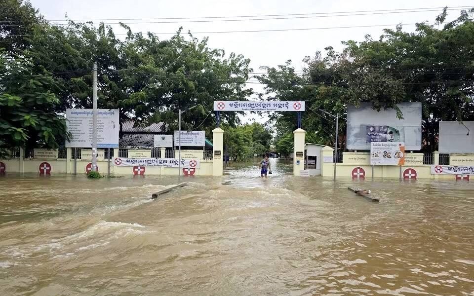 受持续降雨影响,暹粒省吴哥春县医院发生洪水淹没情况,当地相关
