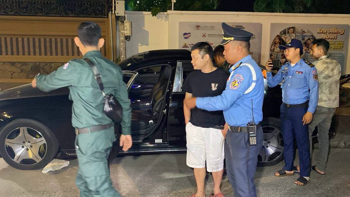 金边森速区一中国男子酒驾撞毁交通标志牌