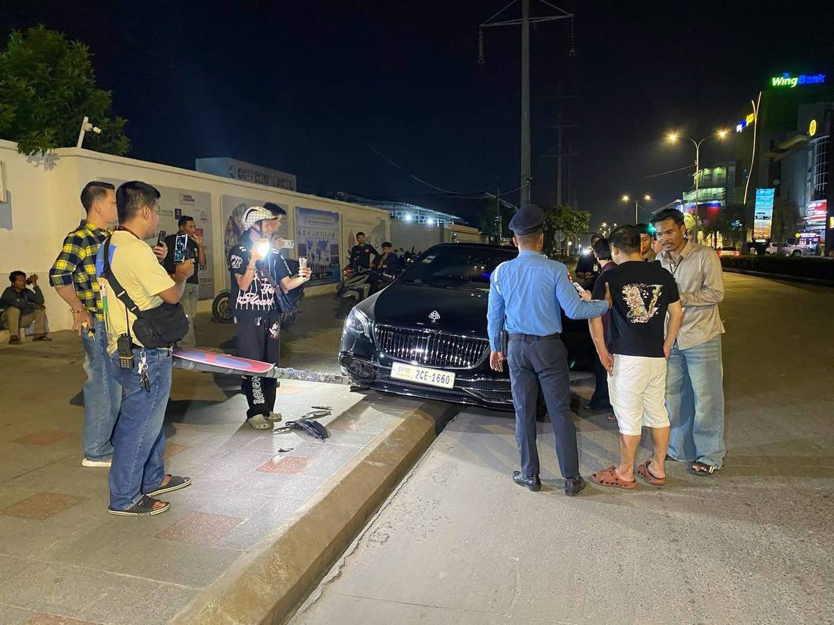 金边森速区一中国男子酒驾撞毁交通标志牌