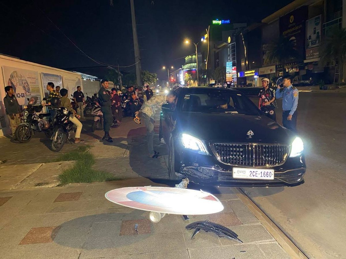 金边森速区一中国男子酒驾撞毁交通标志牌