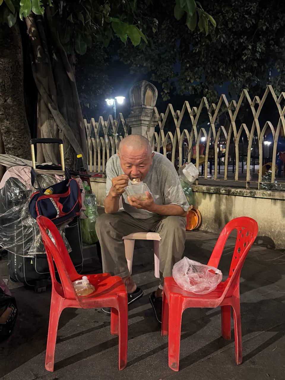 中国男子在金边遭扣护照流落街头 已获大使馆安置