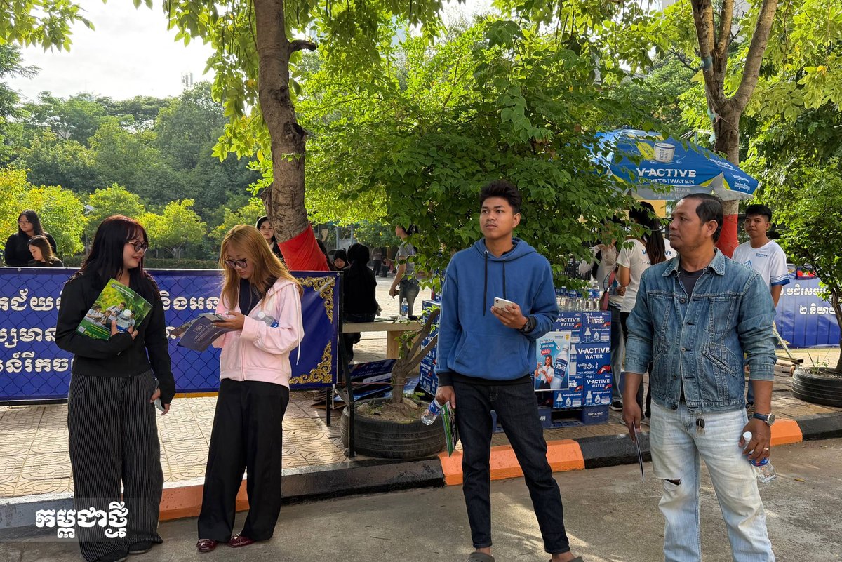 高考成绩公布现场 考生与家长焦急等待