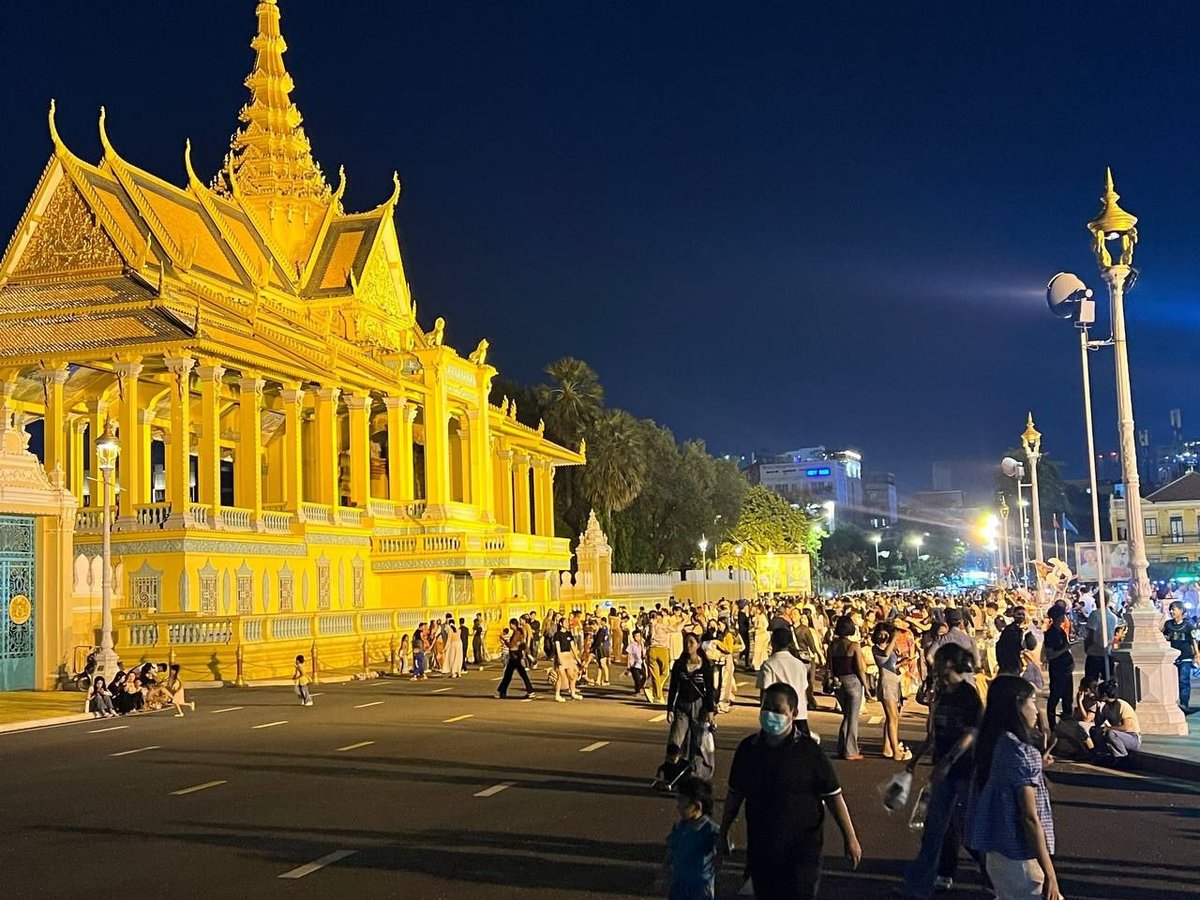 金边河滨步行街在周末吸引大量市民及游客,现场有歌唱