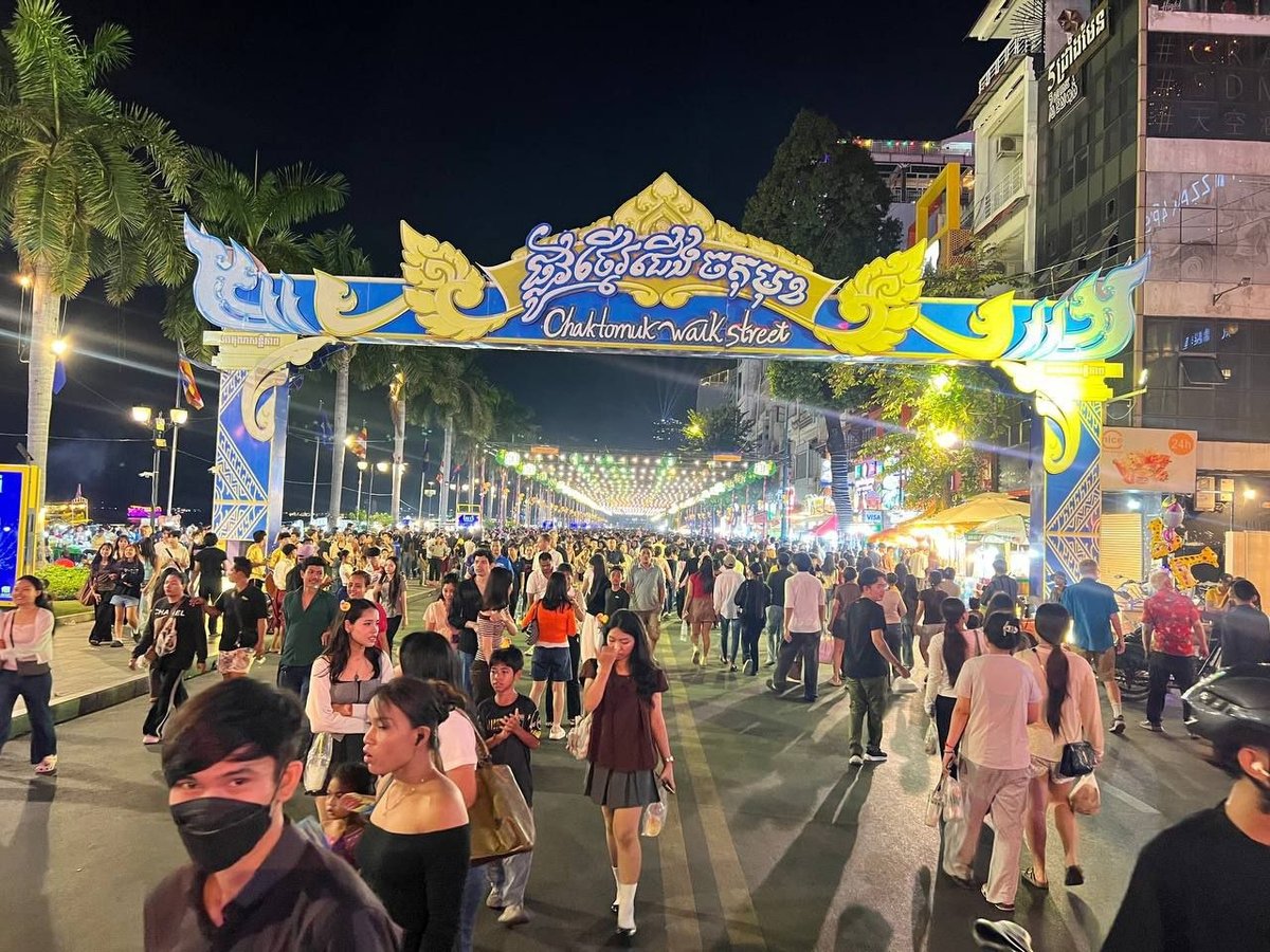 金边河滨步行街在周末吸引大量市民及游客,现场有歌唱