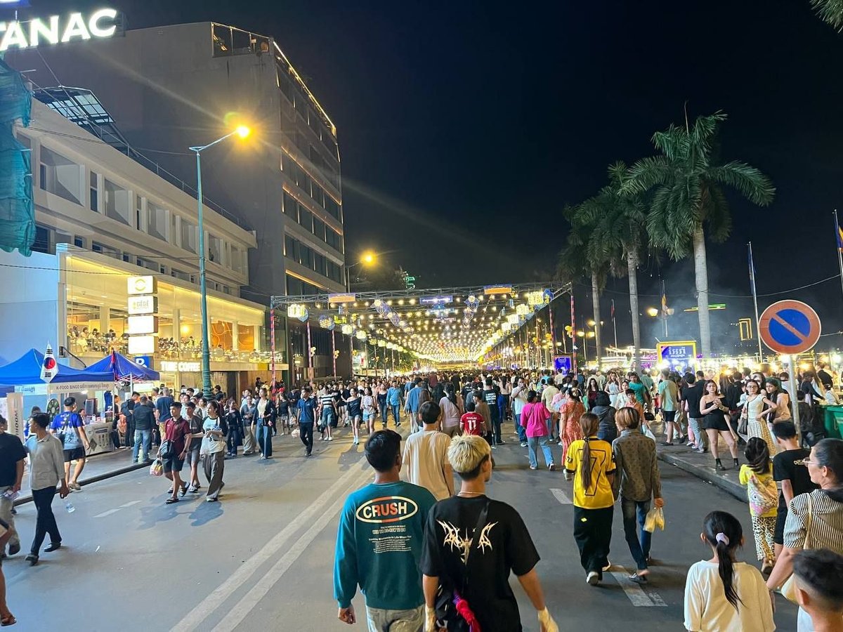 金边河滨步行街在周末吸引大量市民及游客,现场有歌唱