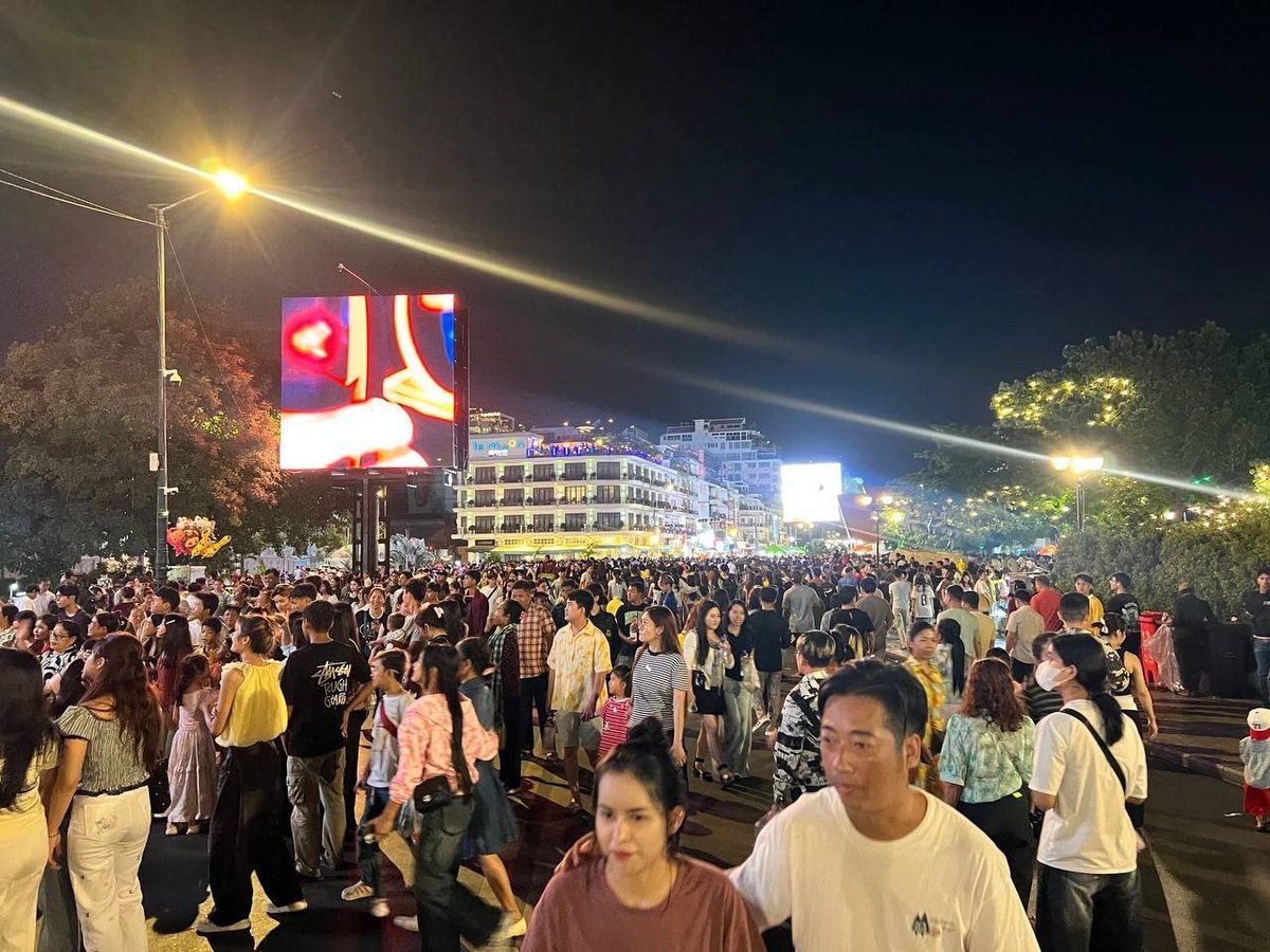 金边河滨步行街在周末吸引大量市民及游客,现场有歌唱