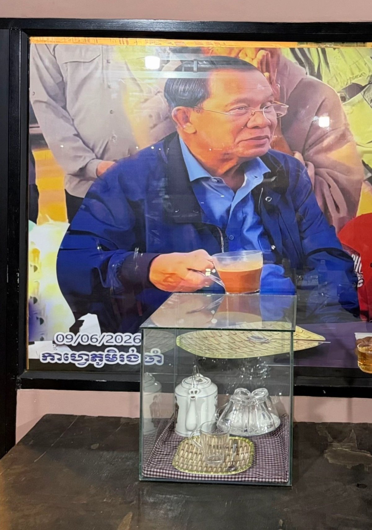 洪森慰问灾民时使用的咖啡杯具被永久展示