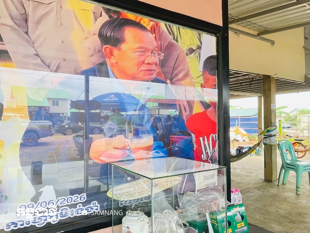 洪森慰问灾民时使用的咖啡杯具被永久展示