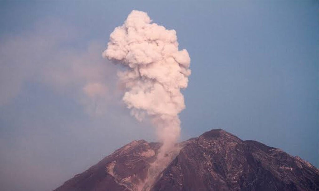 印尼火山连续喷发3次 喷出千米高黑烟