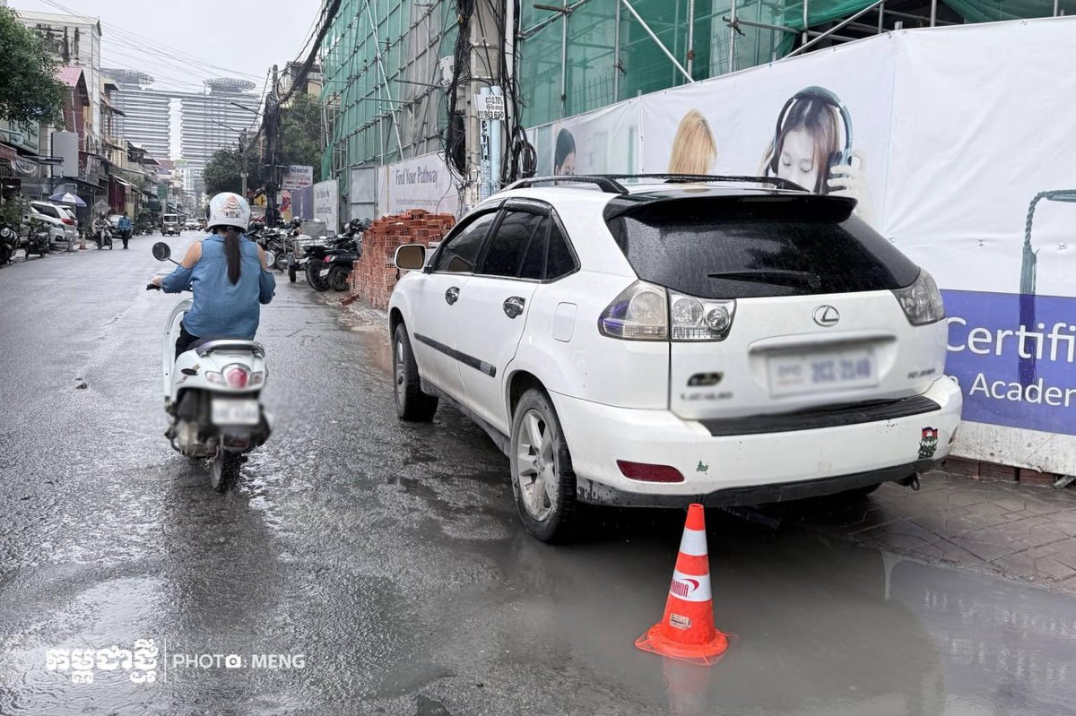 金边堆谷区156号路与毛泽东大道交汇处因车辆违停导致交通拥堵