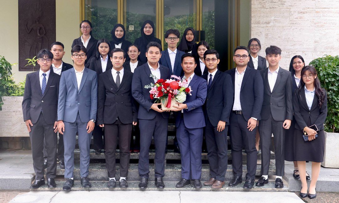 Chea Thirith鼓励奖学金生学成归国贡献国家