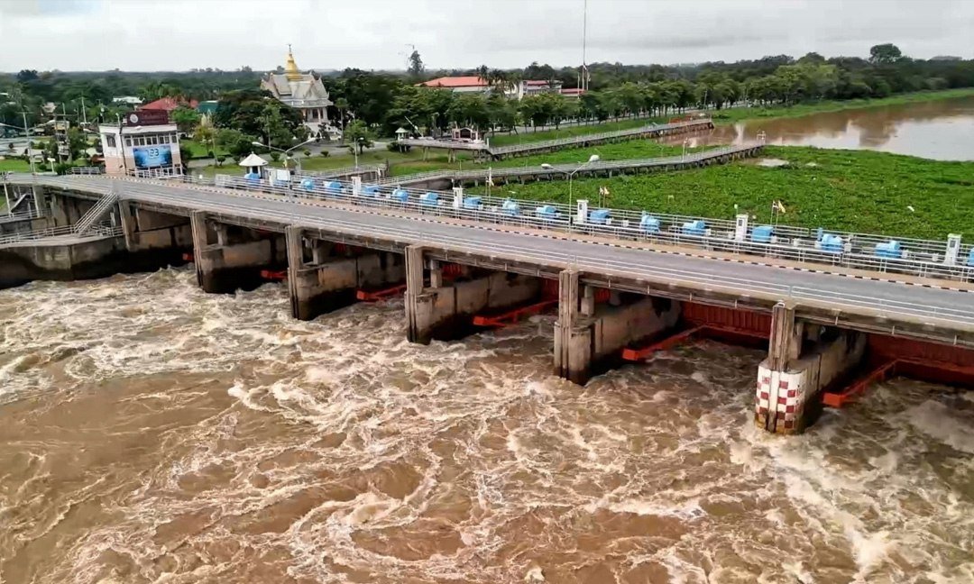 泰国湄南河大坝泄洪 预计每秒泄水2200立方米