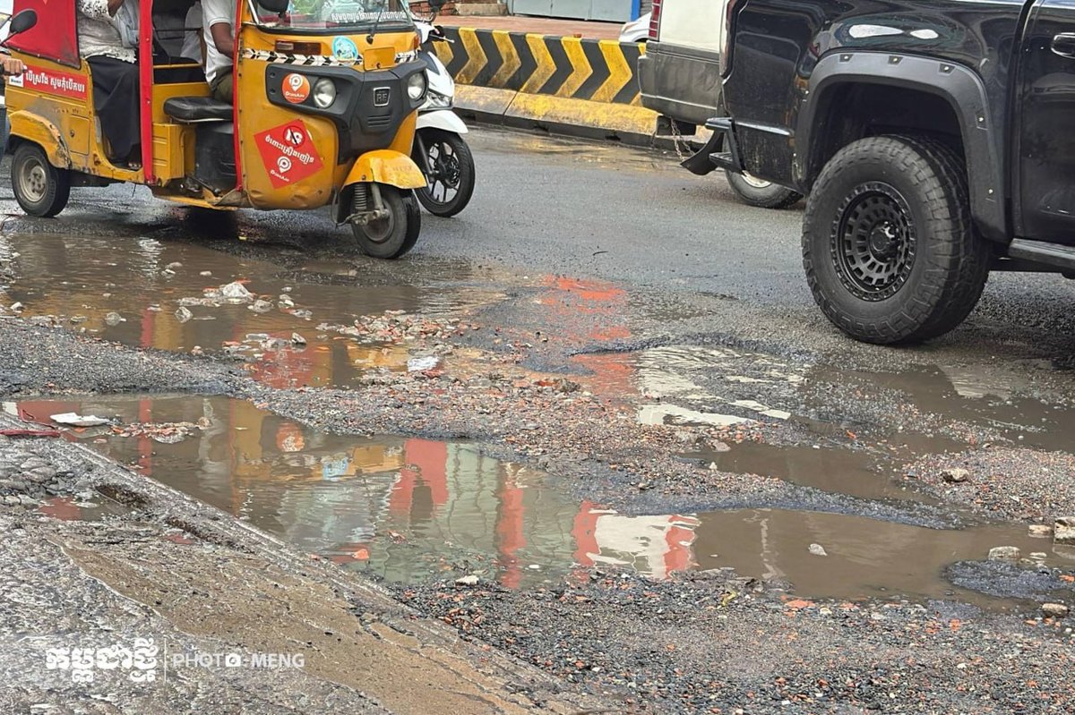 金边271路与371路交叉口路面出现多处坑洼,尤其在雨天积水