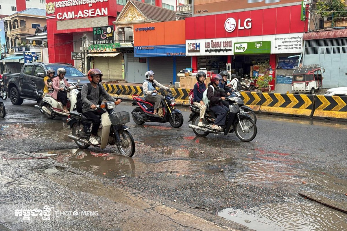 金边271路与371路交叉口路面出现多处坑洼,尤其在雨天积水