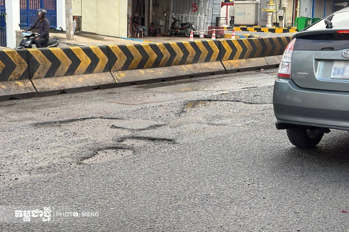 金边271路与371路交叉口路面出现多处坑洼,尤其在雨天积水