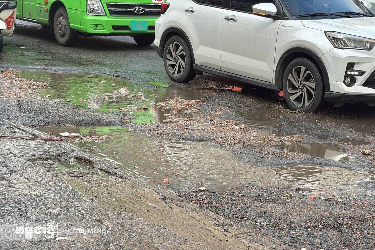 金边271路与371路交叉口路面出现多处坑洼,尤其在雨天积水