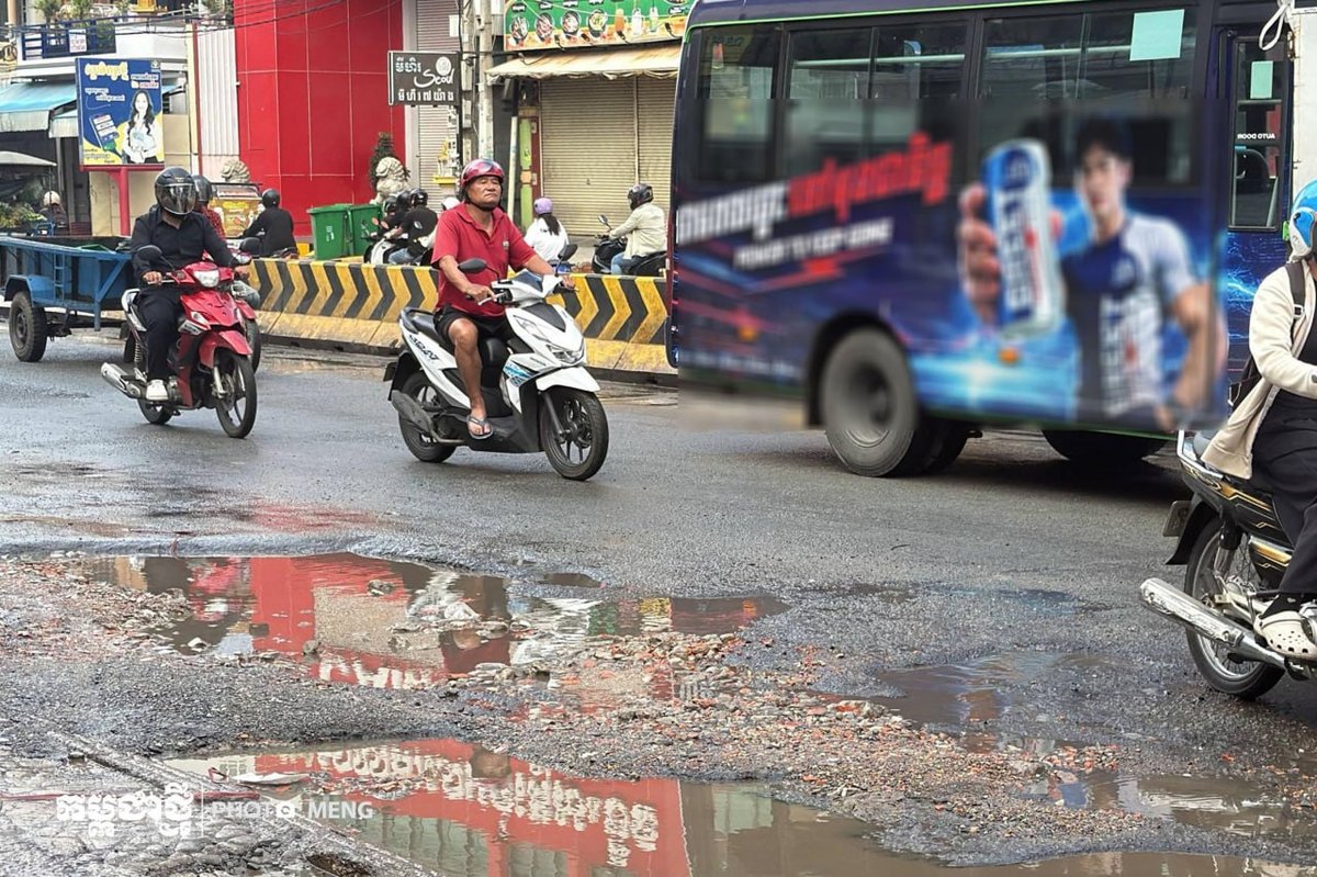 金边271路与371路交叉口路面出现多处坑洼,尤其在雨天积水