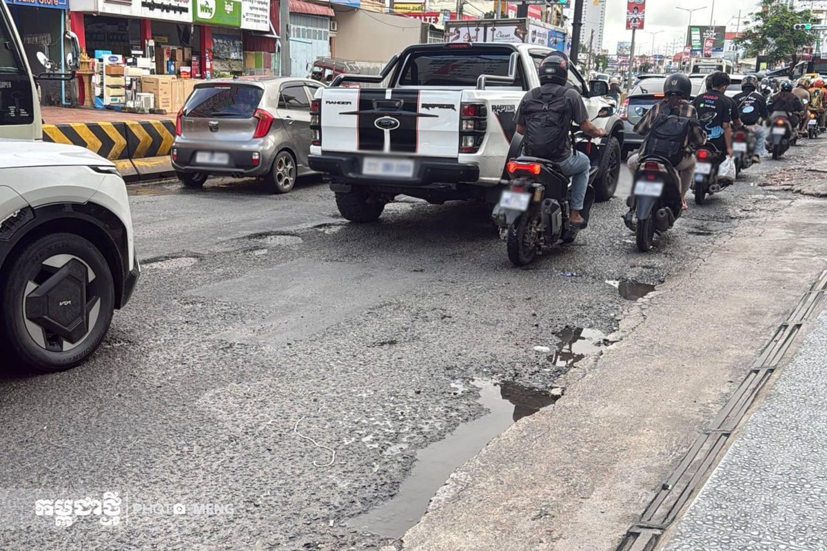 金边271路与371路交叉口路面出现多处坑洼,尤其在雨天积水
