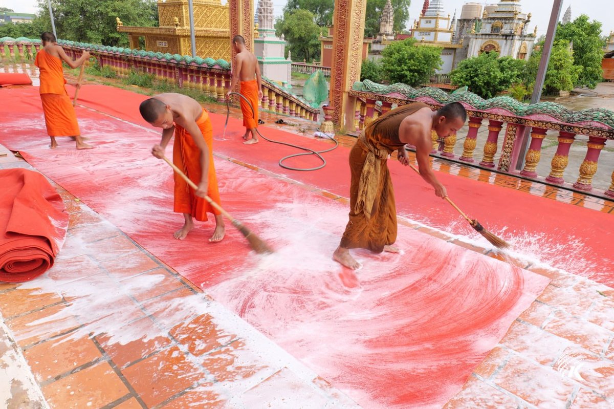 金边寺庙为亡人节做准备 僧侣清理地毯