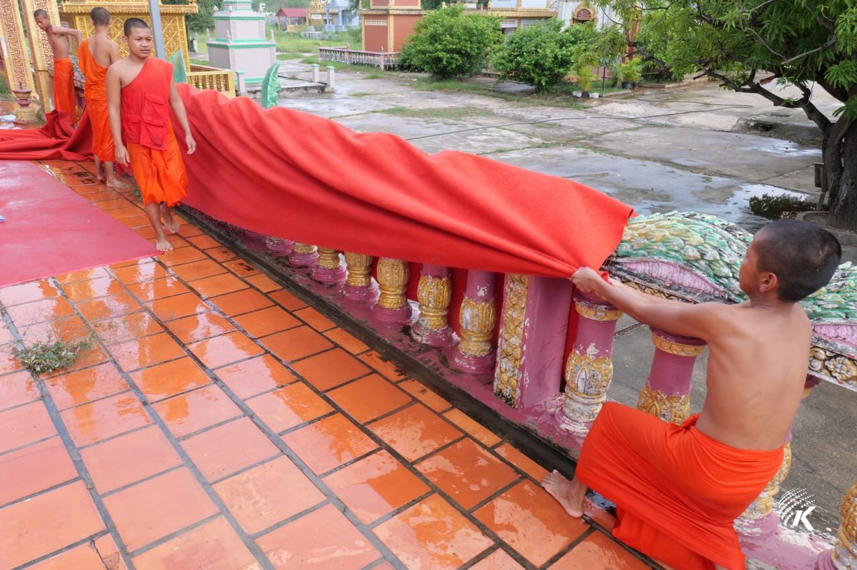金边寺庙为亡人节做准备 僧侣清理地毯