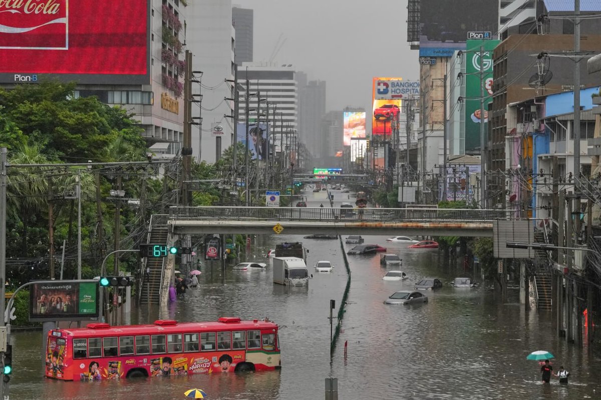 泰国曼谷持续强降雨引发洪涝 交通受阻居民撤离