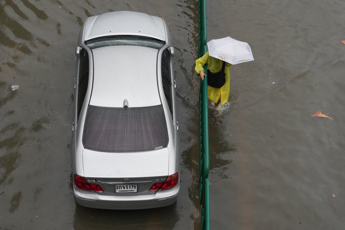 泰国曼谷持续强降雨引发洪涝 交通受阻居民撤离