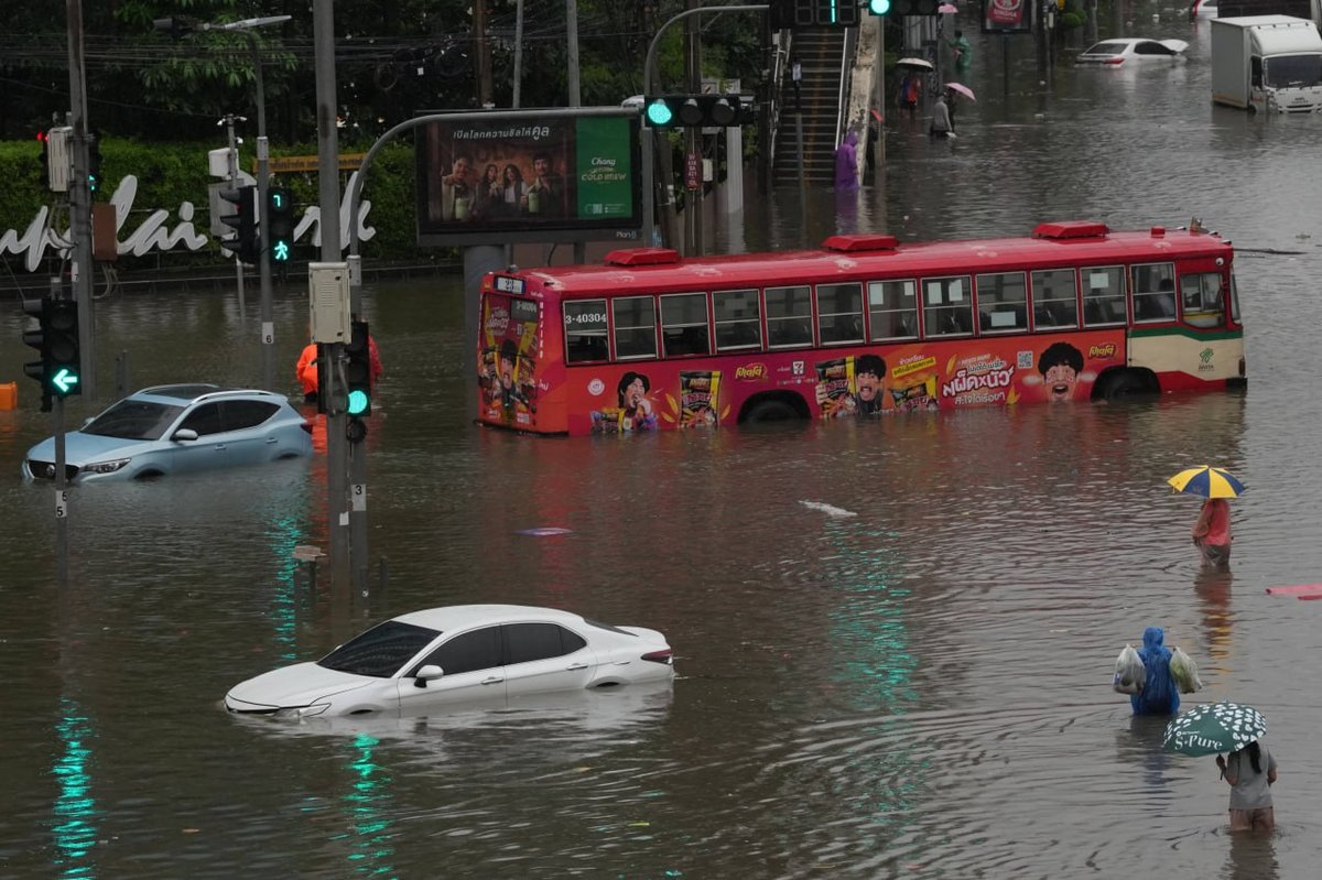 泰国曼谷持续强降雨引发洪涝 交通受阻居民撤离