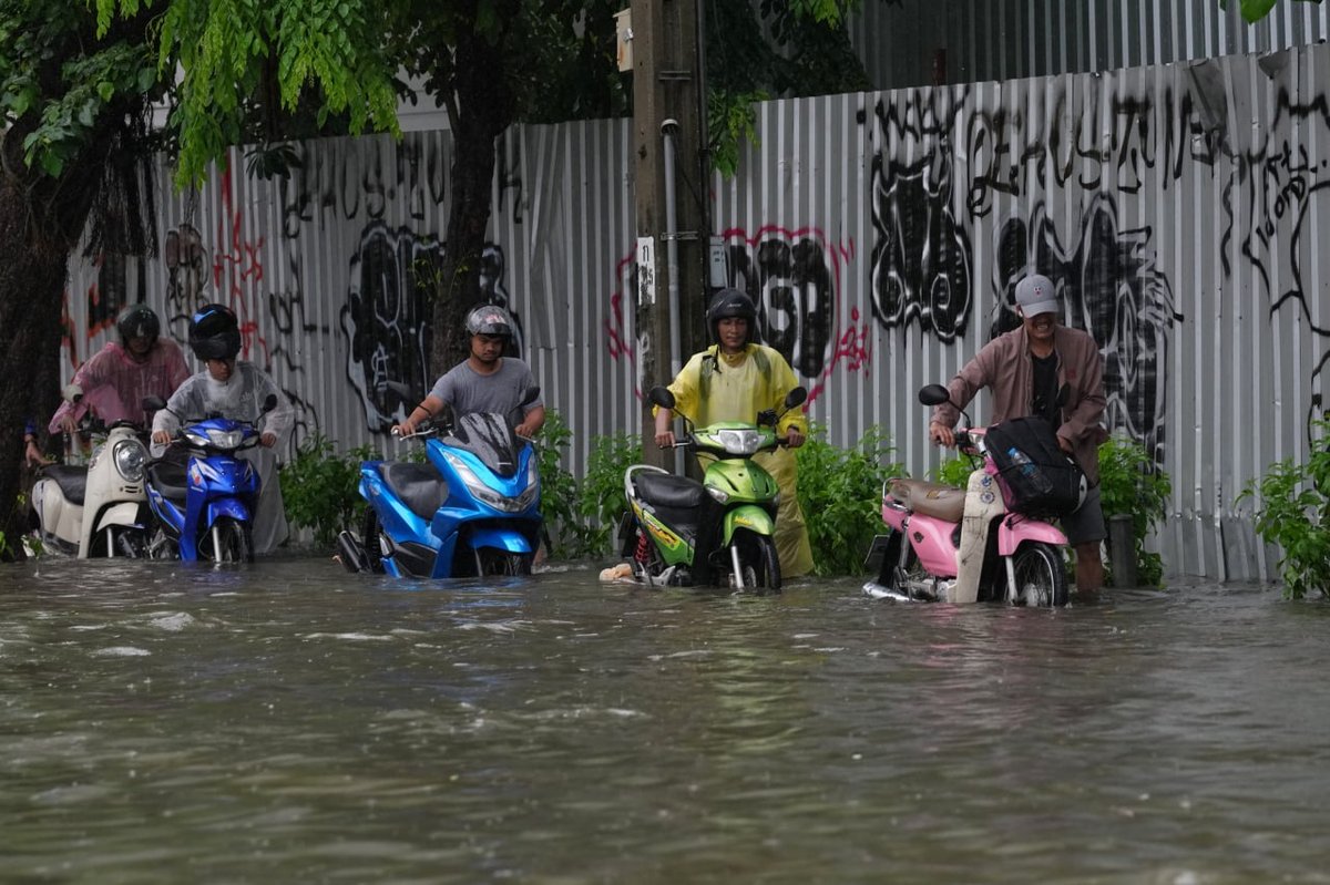 泰国曼谷持续强降雨引发洪涝 交通受阻居民撤离