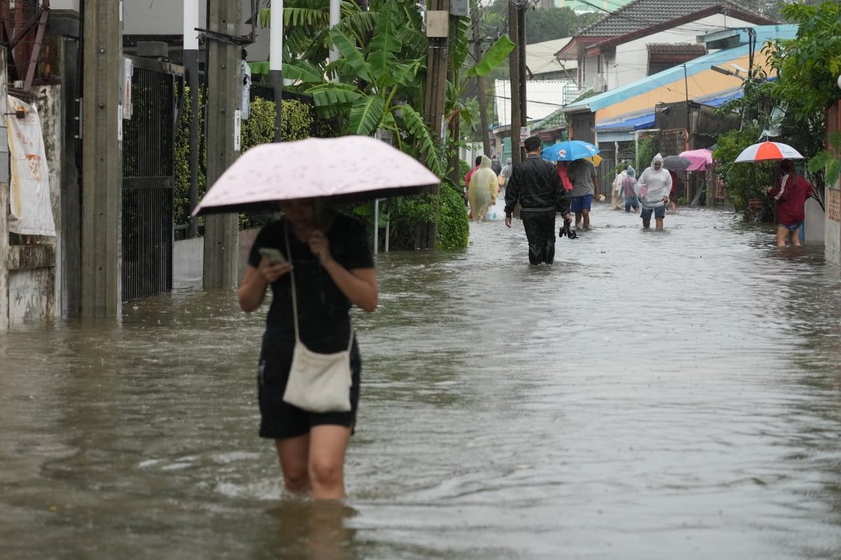 泰国曼谷持续强降雨引发洪涝 交通受阻居民撤离