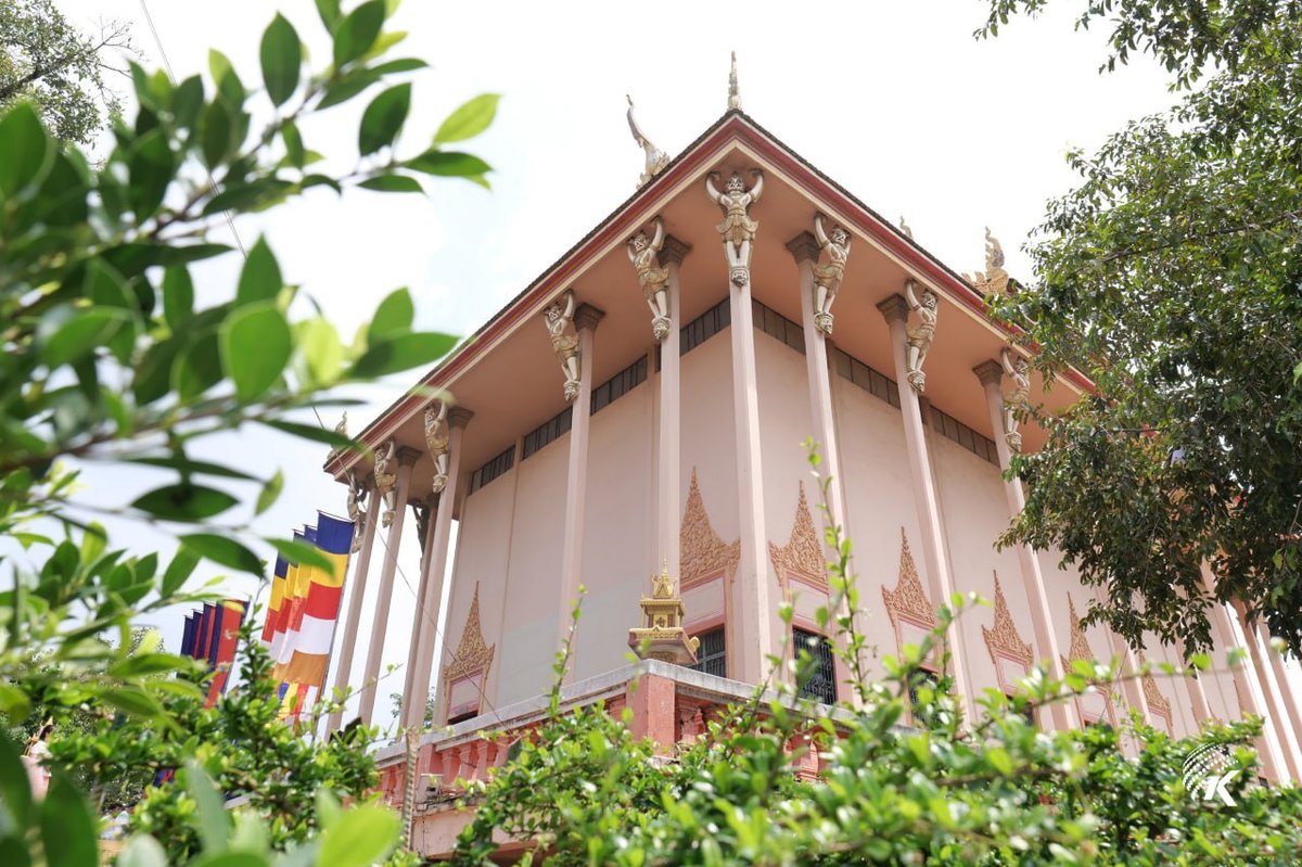 金边民众开启亡人节祭祖 寺庙人潮涌动