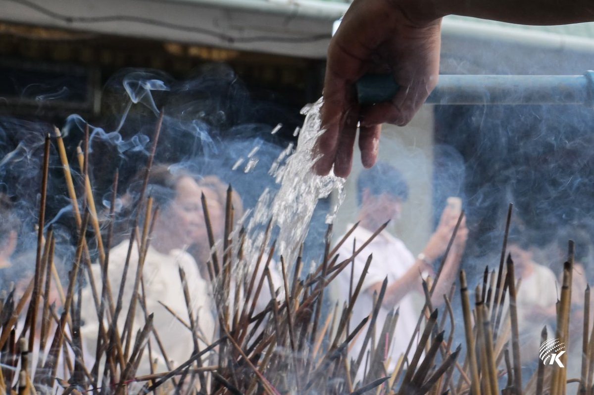 金边民众开启亡人节祭祖 寺庙人潮涌动