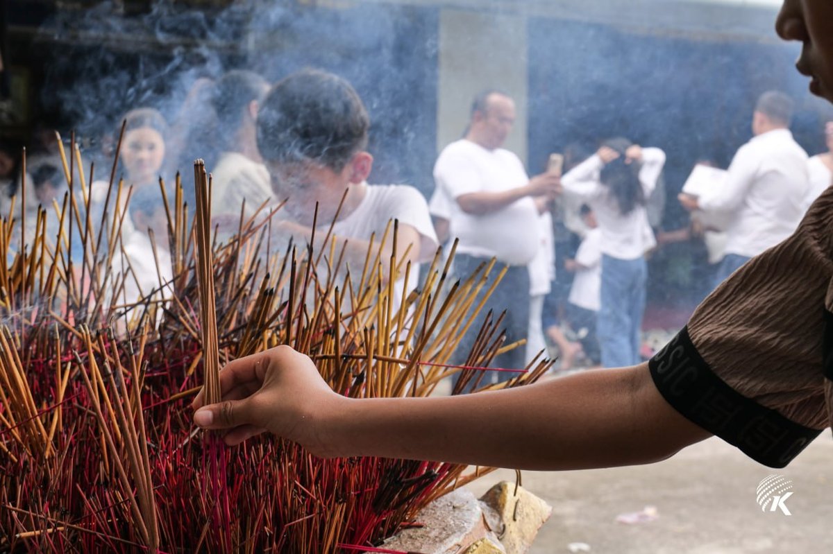 金边民众开启亡人节祭祖 寺庙人潮涌动