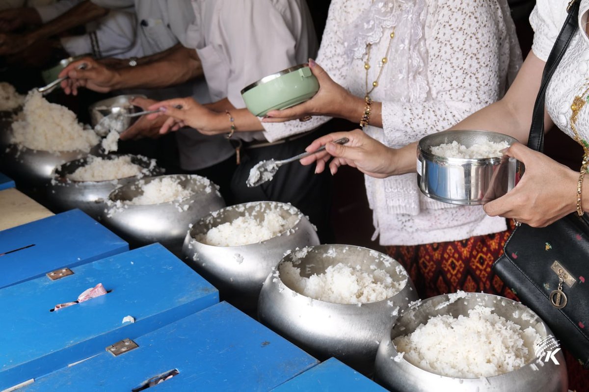 金边民众开启亡人节祭祖 寺庙人潮涌动