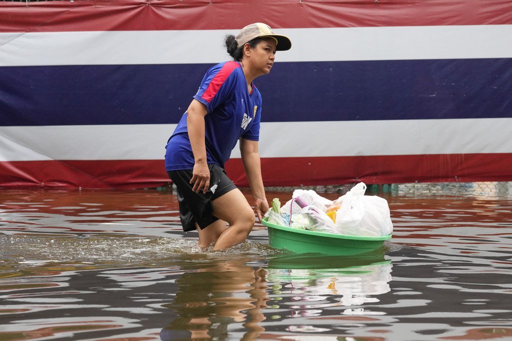 泰国曼谷降雨减弱但洪水持续 数千人被迫撤离