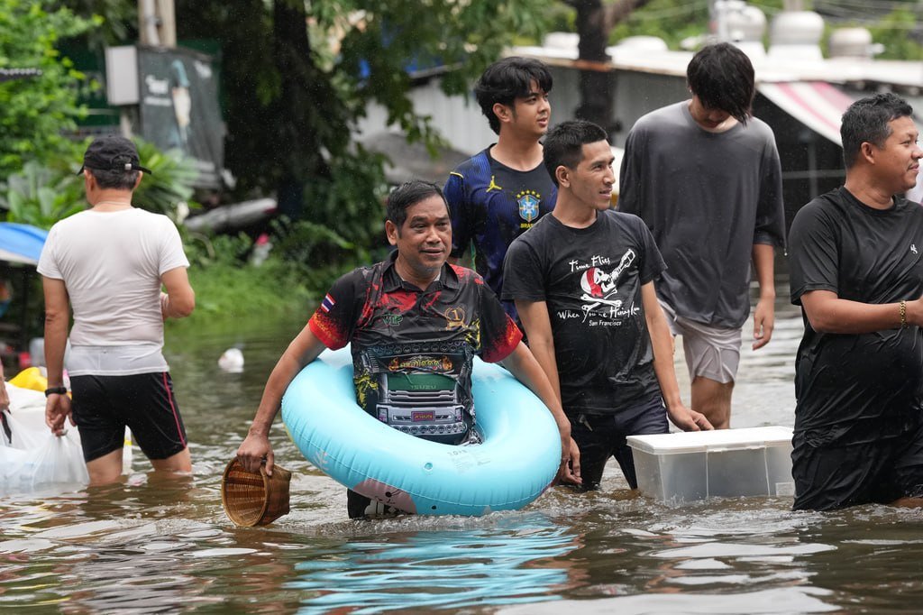 泰国曼谷降雨减弱但洪水持续 数千人被迫撤离