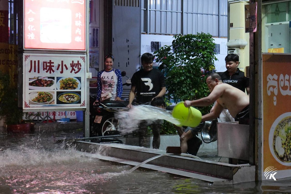 金边森速区强降雨引发局部积水