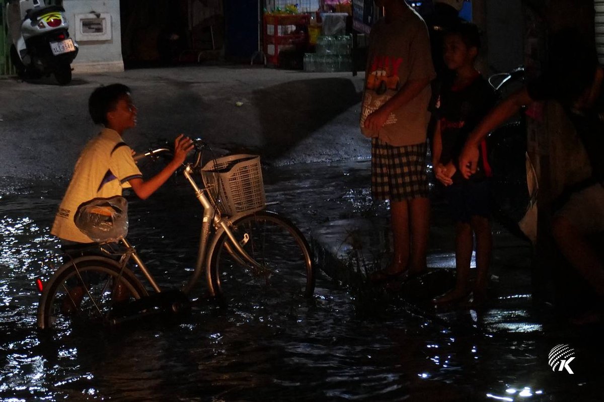 金边森速区强降雨引发局部积水