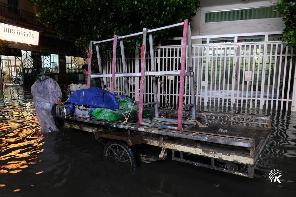 金边森速区强降雨引发局部积水