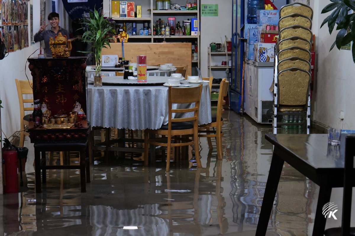 金边森速区强降雨引发局部积水