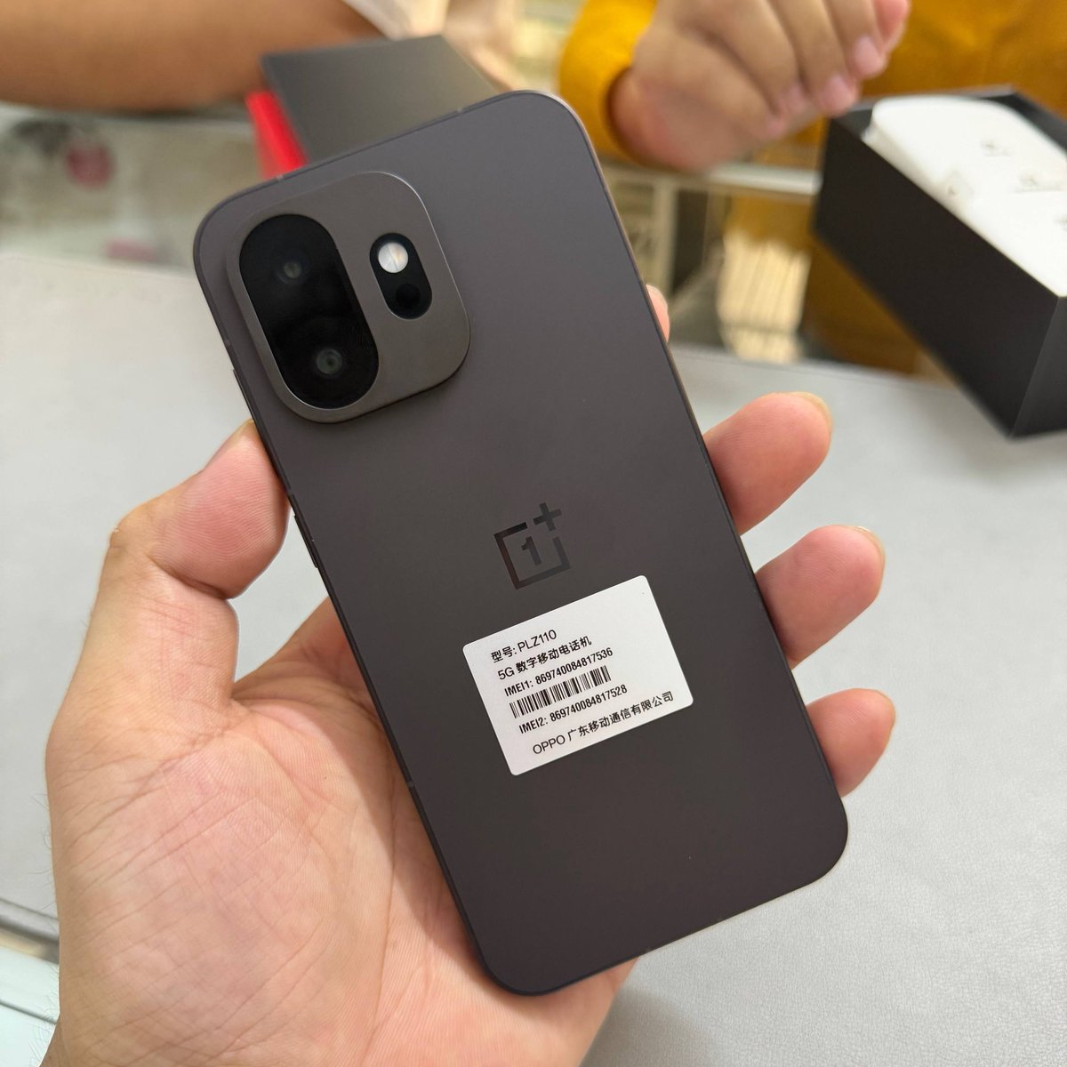 OnePlus 15T新机到货 12/256G售价559美元