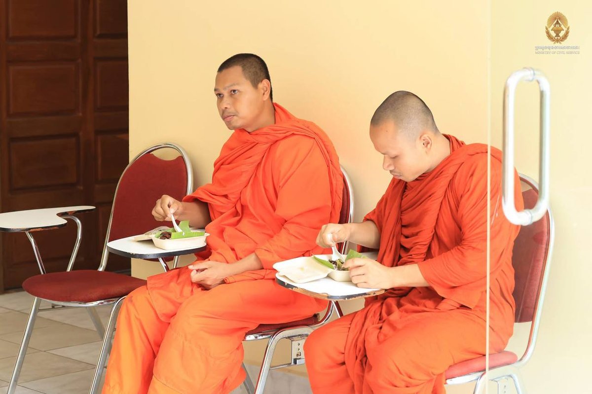 柬埔寨司法部公务员考试为僧侣考生提供餐饮保障